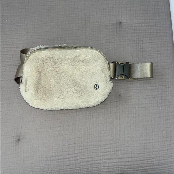 Lululemon Everywhere belt bag Sherpa fleece white ivory - Picture 5 of 8